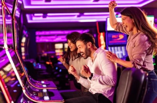 Permainan meja klasik seperti blackjack dan poker di kasino digital